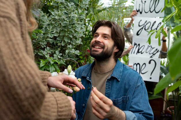 pareja joven, celebrar, compromiso