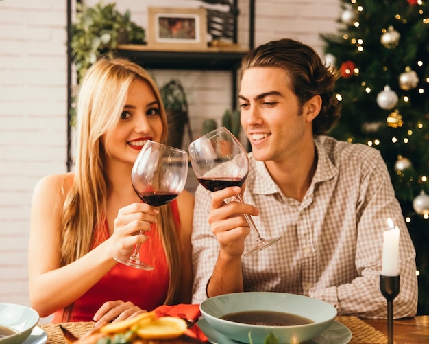 Pareja joven en cena de navidad