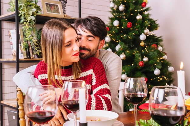 Pareja joven en cena de navidad