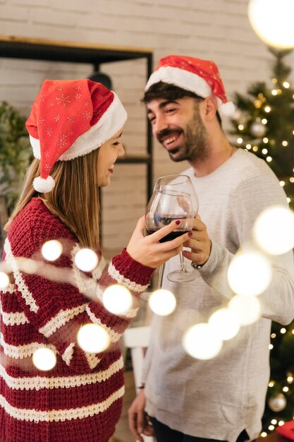 Pareja joven en cena de navidad