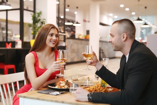 Pareja joven cenando en el restaurante