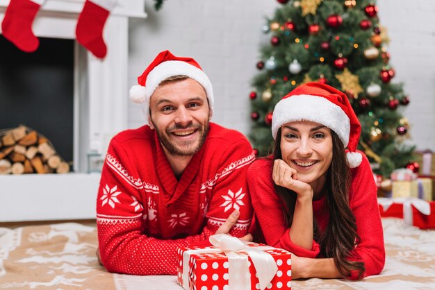 Pareja joven, cerca, árbol de navidad