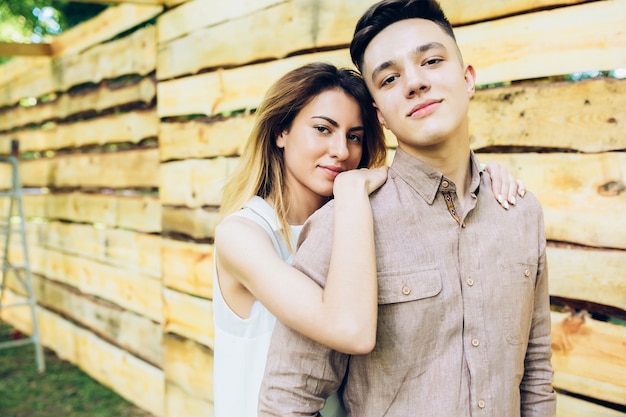 Pareja joven en la cerca de madera