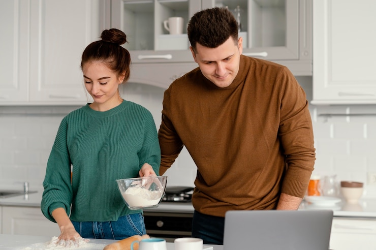 Foto gratuito pareja joven, cocina, en casa