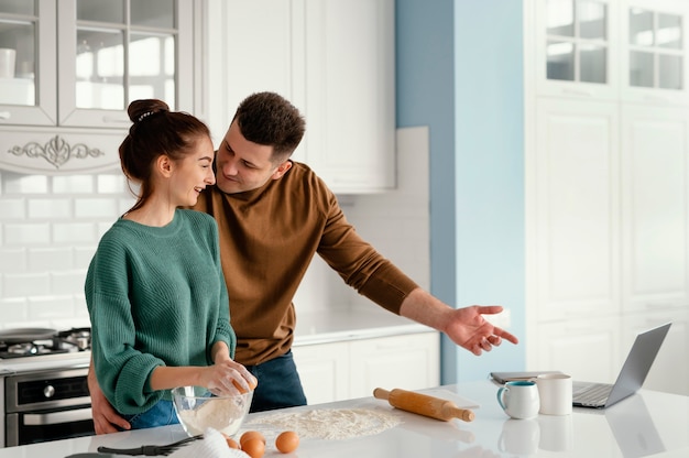 Foto gratuita pareja joven, cocina, en casa