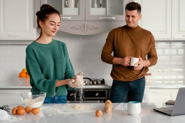 Pareja joven, cocina, en casa