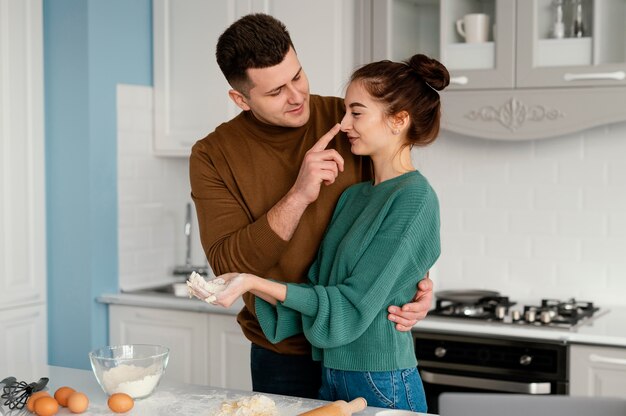 Pareja joven, cocina, en casa