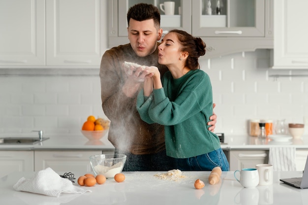 Pareja joven, cocina, en casa