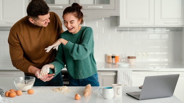 Pareja joven, cocina, en casa