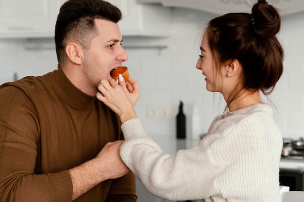 Foto gratuita pareja joven, cocina, en casa