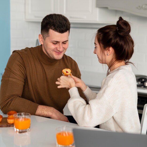 Pareja joven, cocina, en casa