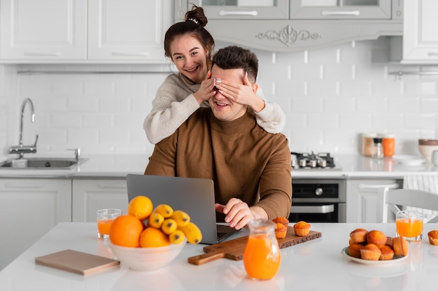 Foto gratuita pareja joven, cocina, en casa