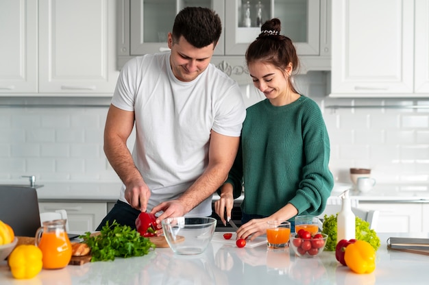 Foto gratuita pareja joven, cocina, en casa