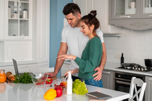 Foto gratuita pareja joven, cocina, en casa