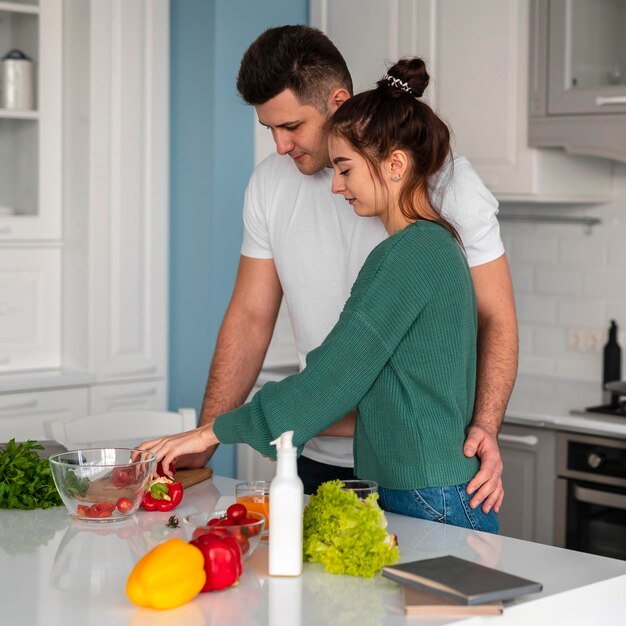 Pareja joven, cocina, en casa