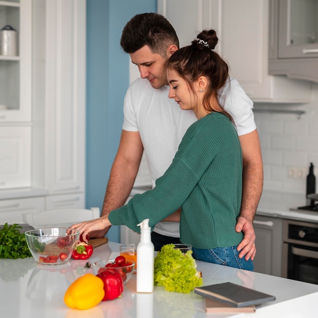 Pareja joven, cocina, en casa