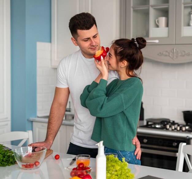 Pareja joven, cocina, en casa