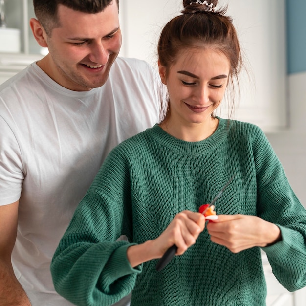 Foto gratuita pareja joven, cocina, en casa