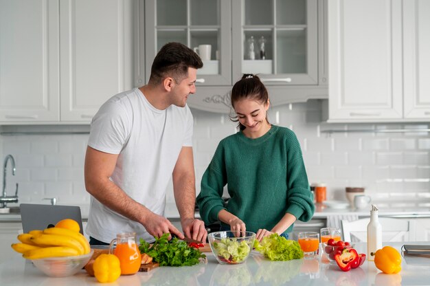 Pareja joven, cocina, en casa