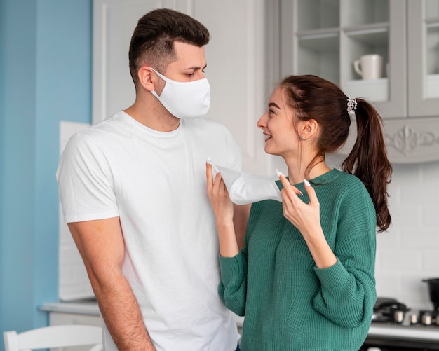 Foto gratuita pareja joven, cocina, en casa