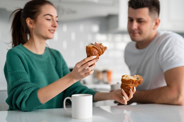 Foto gratuita pareja joven, cocina, en casa