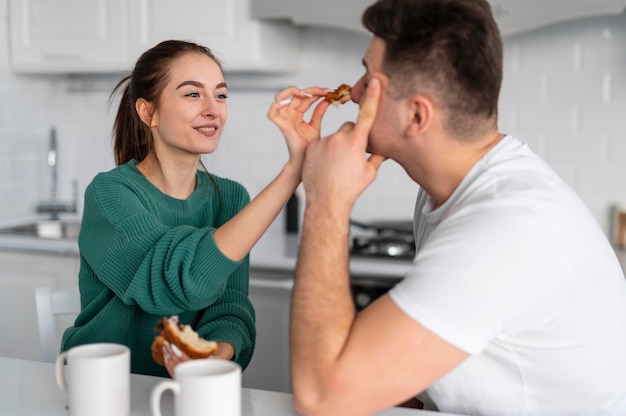 Foto gratuita pareja joven, cocina, en casa