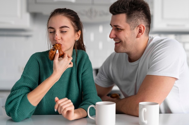 Pareja joven, cocina, en casa