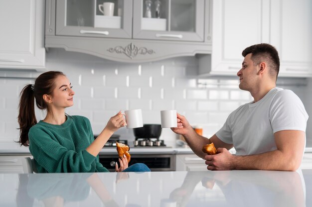 Pareja joven, cocina, en casa