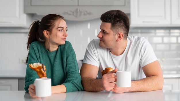 Foto gratuita pareja joven, cocina, en casa