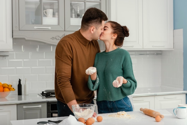 Foto gratuita pareja joven, cocina, en casa