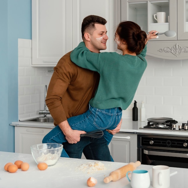 Pareja joven, cocina, en casa