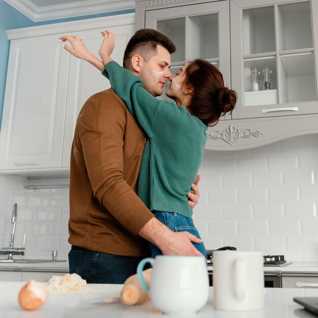 Pareja joven, cocina, en casa