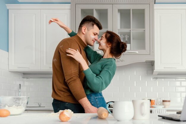 Pareja joven, cocina, en casa