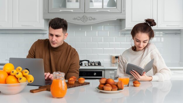 Pareja joven, cocina, en casa