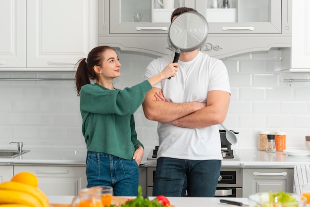 Pareja joven, cocina, en casa