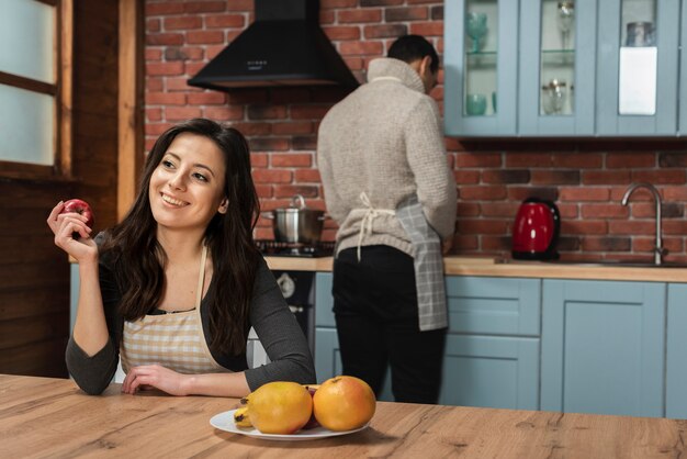 Pareja joven en la cocina juntos