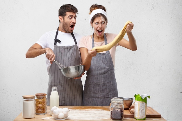 Pareja joven, cocina, juntos