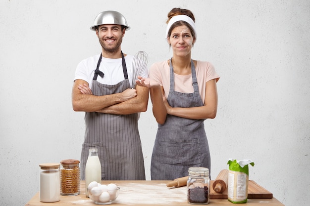 Foto gratuita pareja joven, cocina, juntos