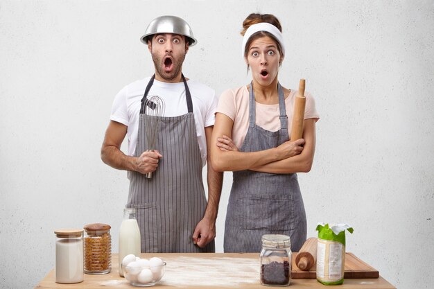 Pareja joven, cocina, juntos