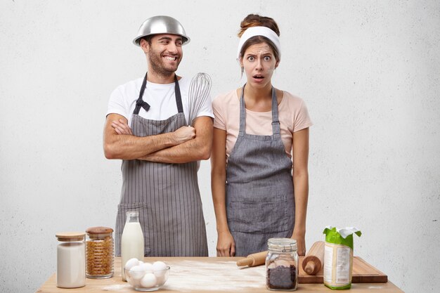 Pareja joven, cocina, juntos