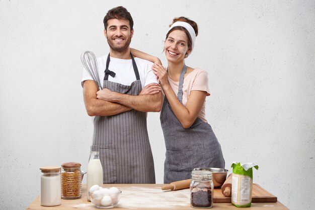 Pareja joven, cocina, juntos