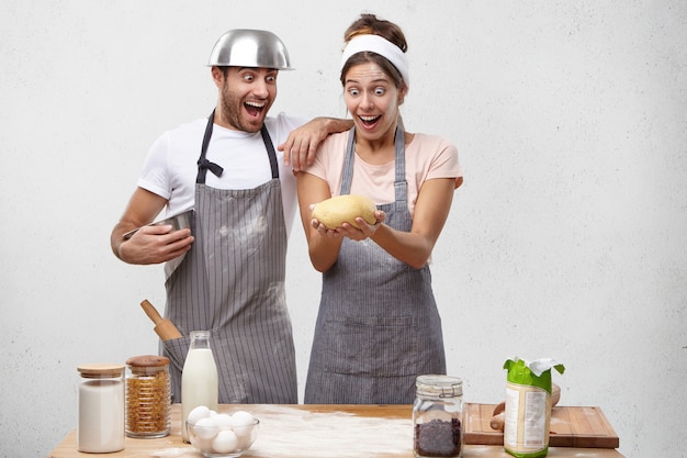 Pareja joven, cocina, juntos