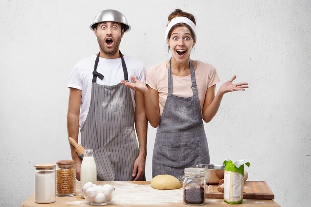 Pareja joven, cocina, juntos