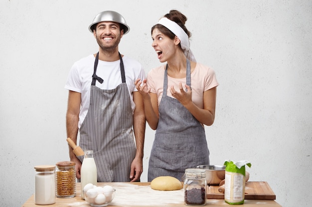 Pareja joven, cocina, juntos