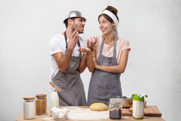 Pareja joven, cocina, juntos