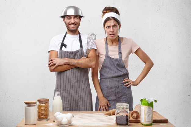 Pareja joven, cocina, juntos