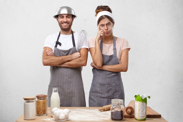 Foto gratuita pareja joven, cocina, juntos