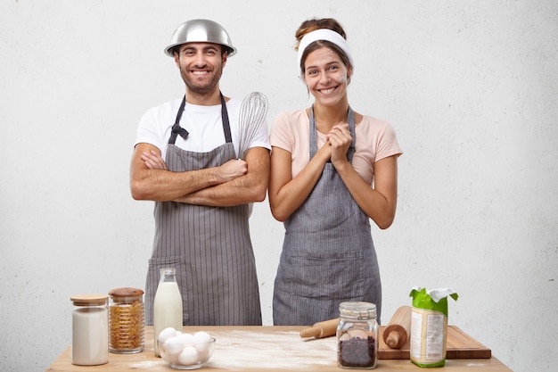 Foto gratuita pareja joven, cocina, juntos