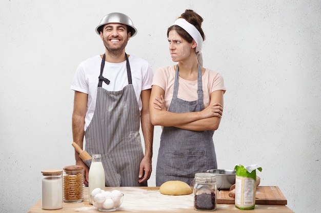 Pareja joven, cocina, juntos