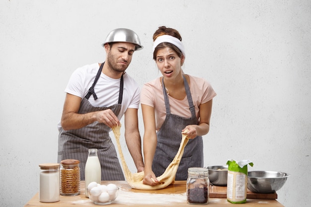 Pareja joven, cocina, juntos